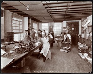 Cuisiniers décorant des œufs et des poussins de Pâques dans la cuisine de Maillard